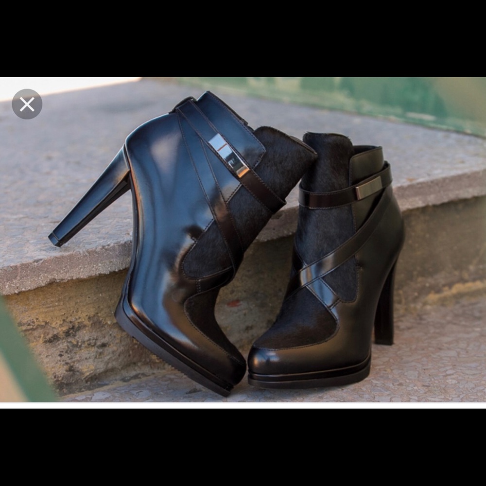 Leather boots with strap. Zip fastening.